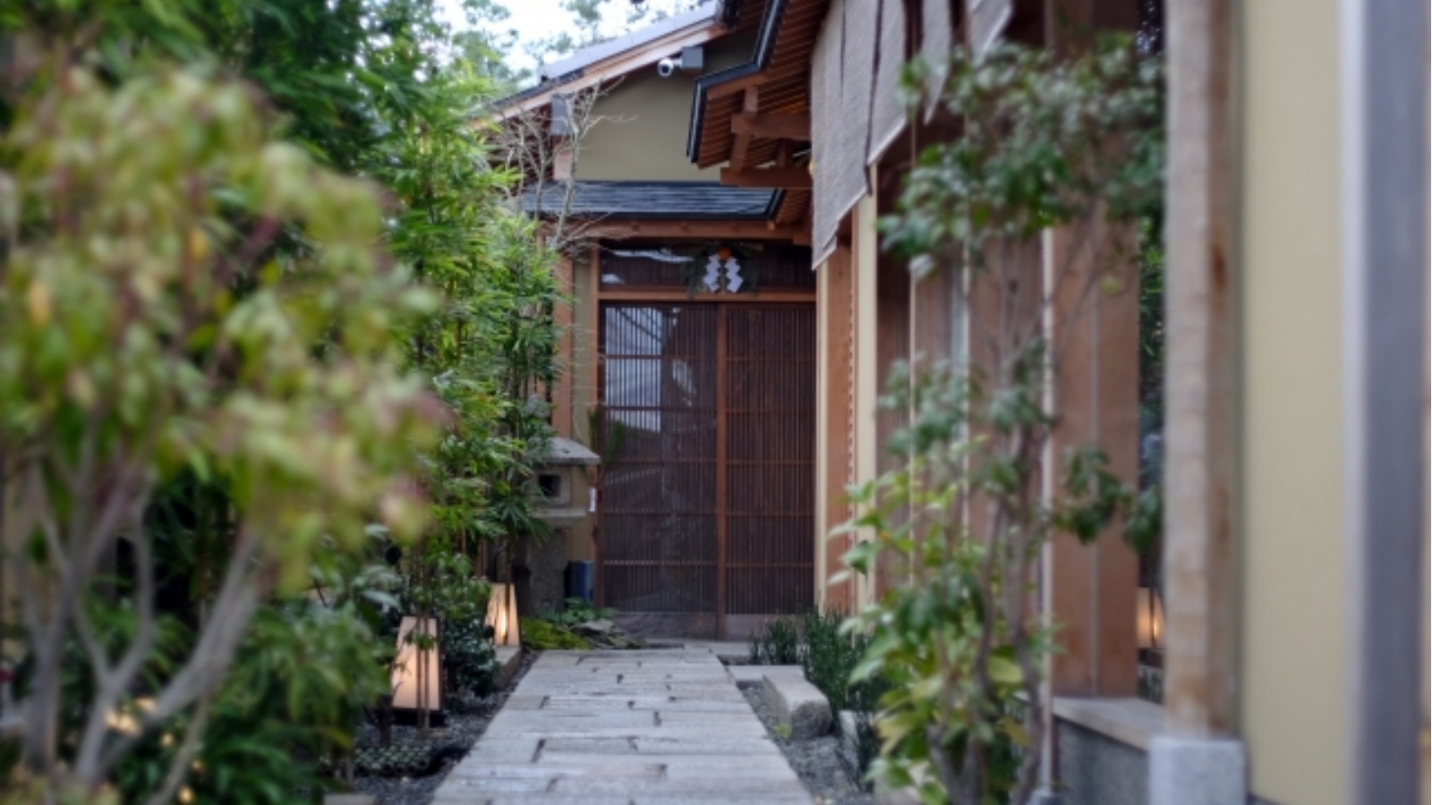 京都の路地奥に建つ接道が狭い木造住宅を見上げた外観