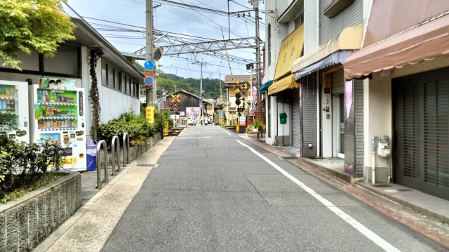 山科区御陵駅前の住宅街と地下鉄駅入口