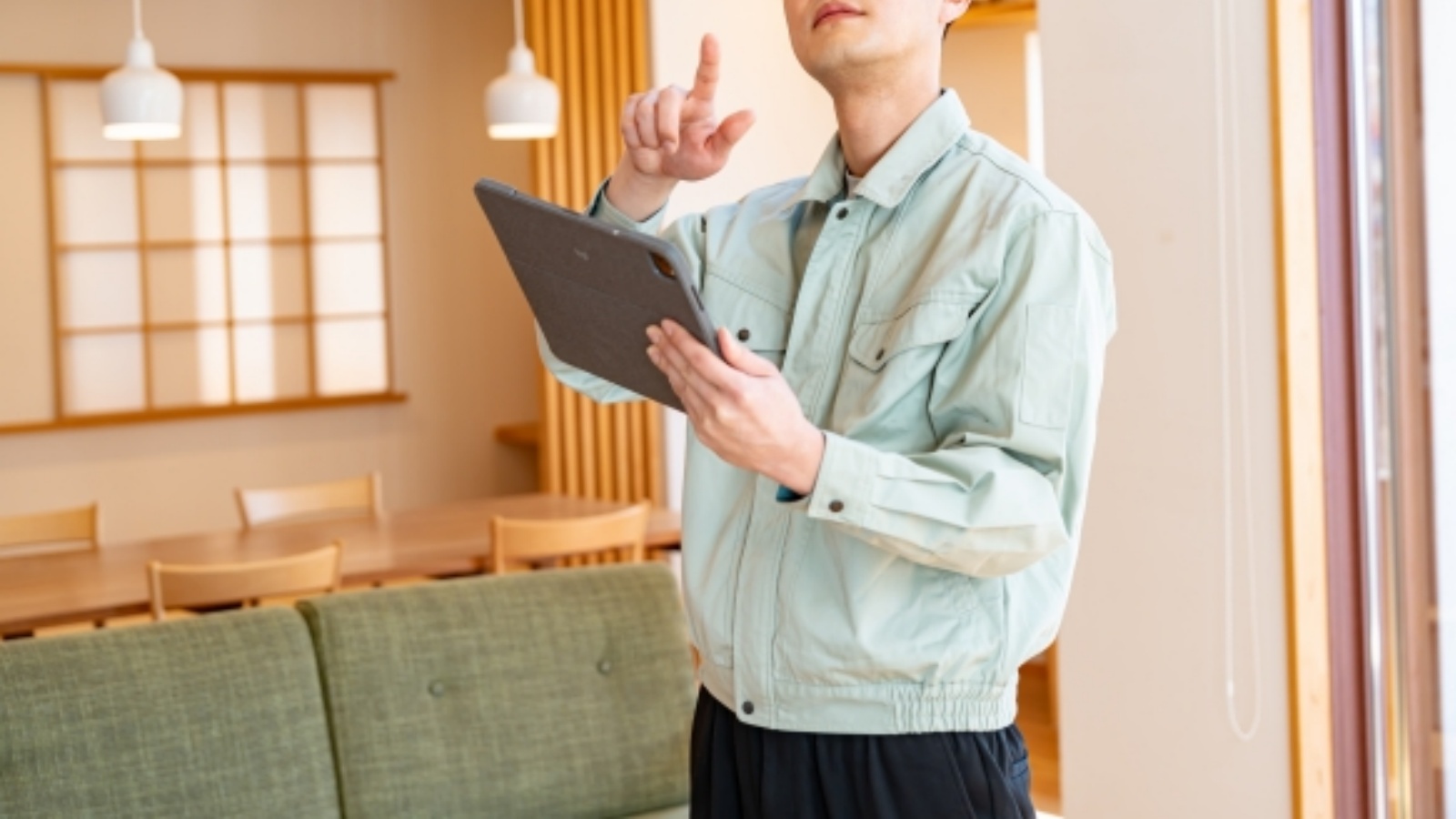 建物状況調査を行う建築士
