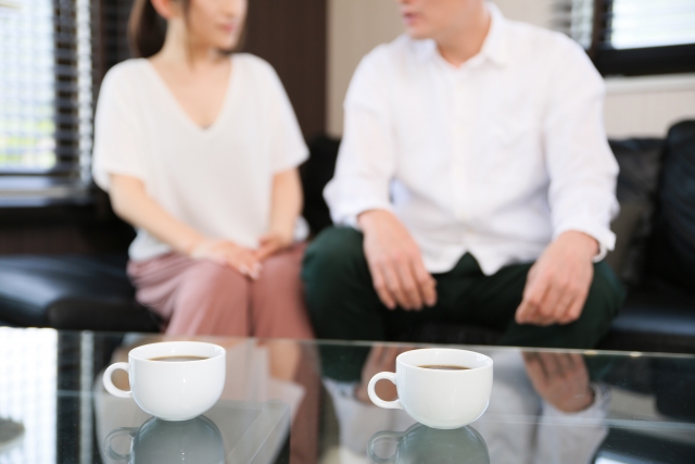 親が元気なうちに実家について家族で話し合うイメージ