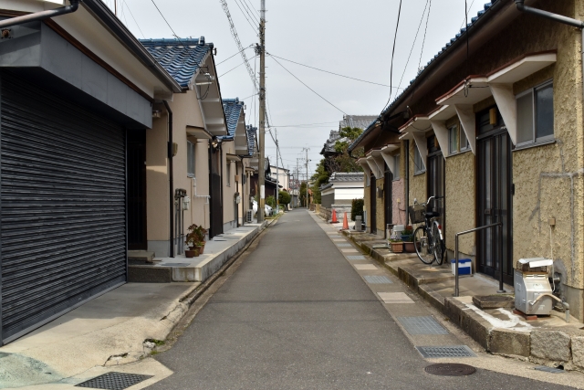 長屋・連棟住宅の外観と権利関係を確認するイメージ