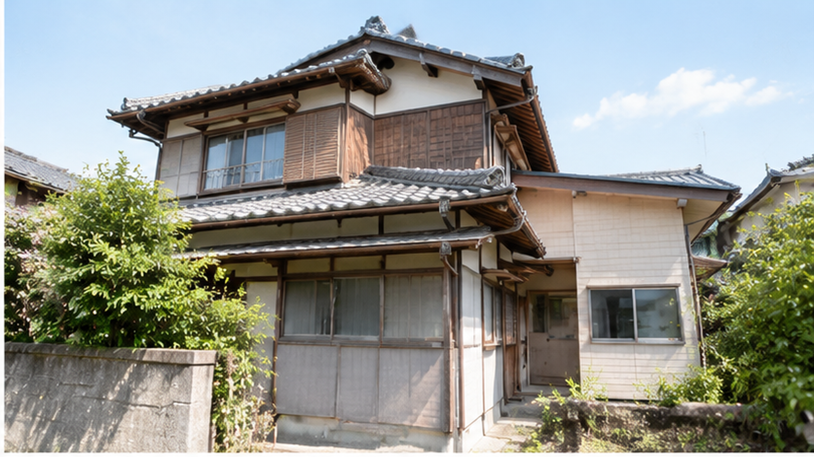 増築部分がある古い木造住宅の外観
