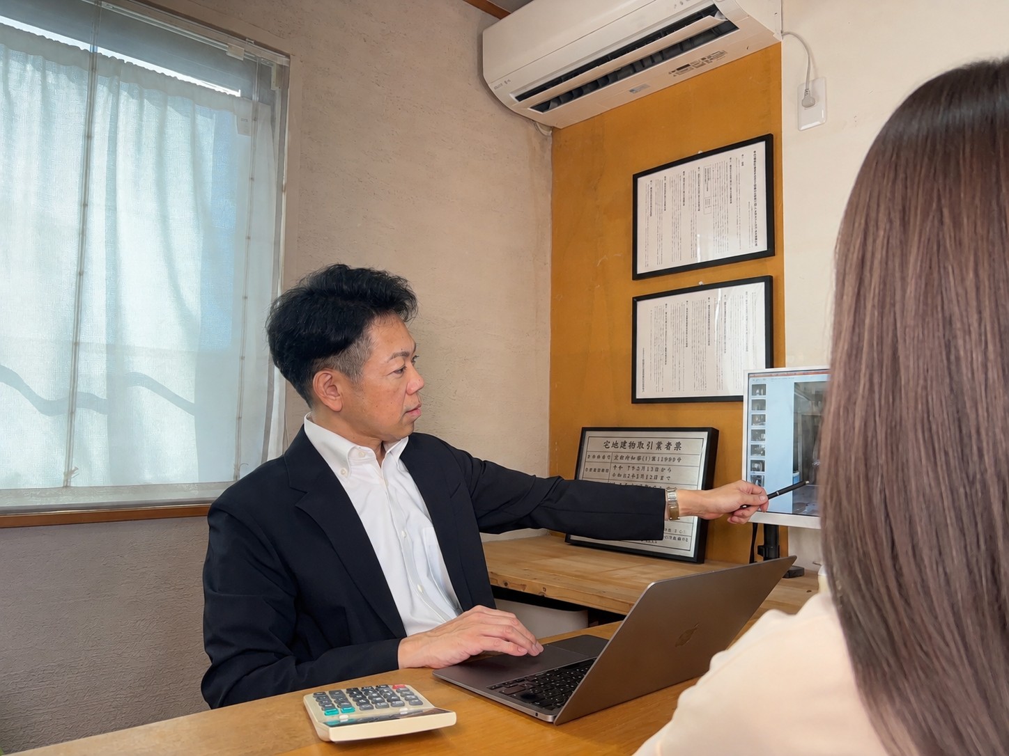 お客様への物件説明の様子