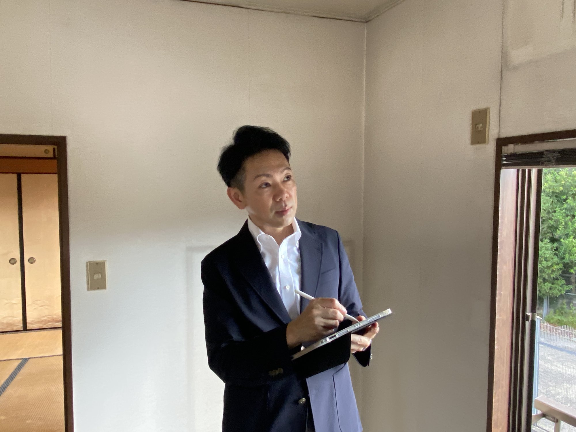 室内の状態を確認する現地調査の様子